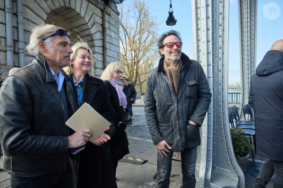 Paul Belmondo et sa femme Luana Belmondo, Anthony Delon - Inauguration de "La promenade Jean-Paul Belmondo" au terre-plein central du pont de Bir-Hakeim, ouvrage public communal situé sous le viaduc du métro aérien, à Paris (15e, 16e) le 12 avril 2023. Lors de la séance d'octobre 2021, le Conseil de Paris avait décidé d'honorer la mémoire de Jean-Paul Belmondo, comédien, producteur de cinéma et directeur de théâtre français. Cet emplacement, immortalisé par la scène de cascade réalisée par l'acteur dans le film d'Henri Verneuil Peur sur la Ville (1975), est identifié par le plan annexé à la délibération. Cette dénomination s'effectue en dérogation à la règle qui prévoit que le nom d'une personnalité ne peut être attribué à une voie publique de Paris que cinq ans au plus tôt après son décès. © Cyril Moreau/Bestimage 