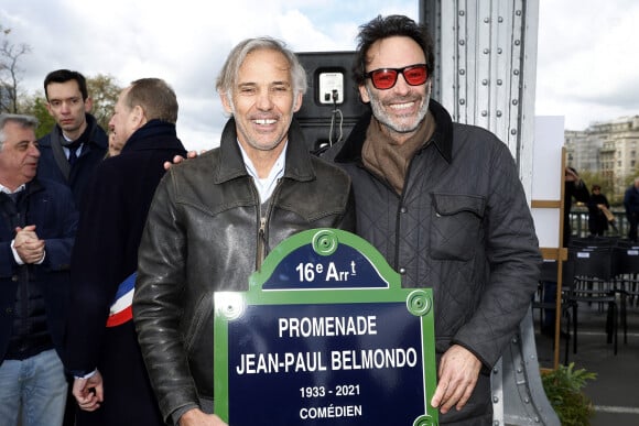 Paul Belmondo, Anthony Delon - Inauguration de "La promenade Jean-Paul Belmondo" au terre-plein central du pont de Bir-Hakeim, ouvrage public communal situé sous le viaduc du métro aérien, à Paris (15e, 16e) le 12 avril 2023. Lors de la séance d'octobre 2021, le Conseil de Paris avait décidé d'honorer la mémoire de Jean-Paul Belmondo, comédien, producteur de cinéma et directeur de théâtre français. Cet emplacement, immortalisé par la scène de cascade réalisée par l'acteur dans le film d'Henri Verneuil Peur sur la Ville (1975), est identifié par le plan annexé à la délibération. Cette dénomination s'effectue en dérogation à la règle qui prévoit que le nom d'une personnalité ne peut être attribué à une voie publique de Paris que cinq ans au plus tôt après son décès. © Cyril Moreau/Bestimage 