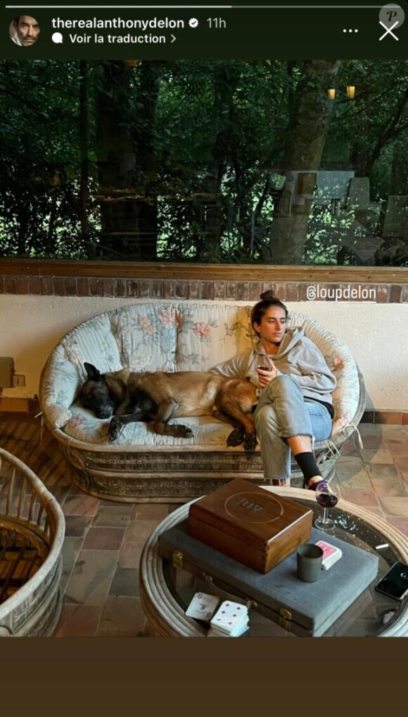 Il a publié sur Instagram une photo de sa fille aînée Loup avec Loubo, le chien d'Alain Delon
Antnony Delon a photographié sa fille aînée Loup avec Loubo, le chien d'Alain Delon, à Douchy. Photo publiée dans sa story Instagram le 31 juillet 2023.