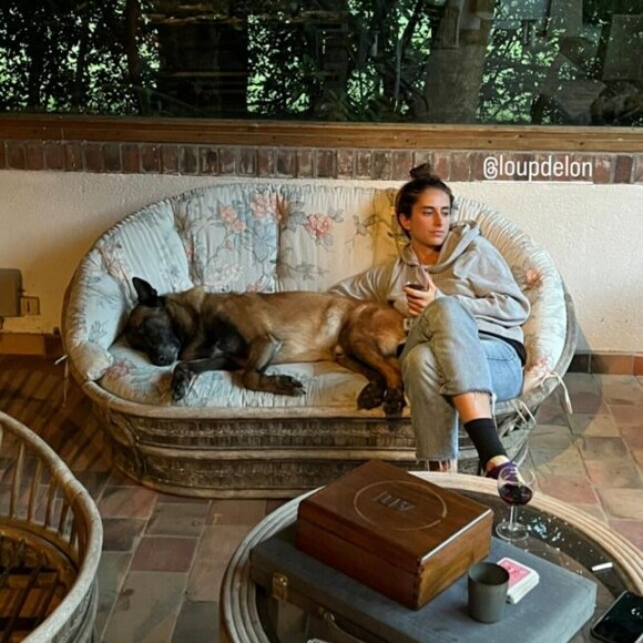 Il a publié sur Instagram une photo de sa fille aînée Loup avec Loubo, le chien d'Alain Delon
Antnony Delon a photographié sa fille aînée Loup avec Loubo, le chien d'Alain Delon, à Douchy. Photo publiée dans sa story Instagram le 31 juillet 2023.
