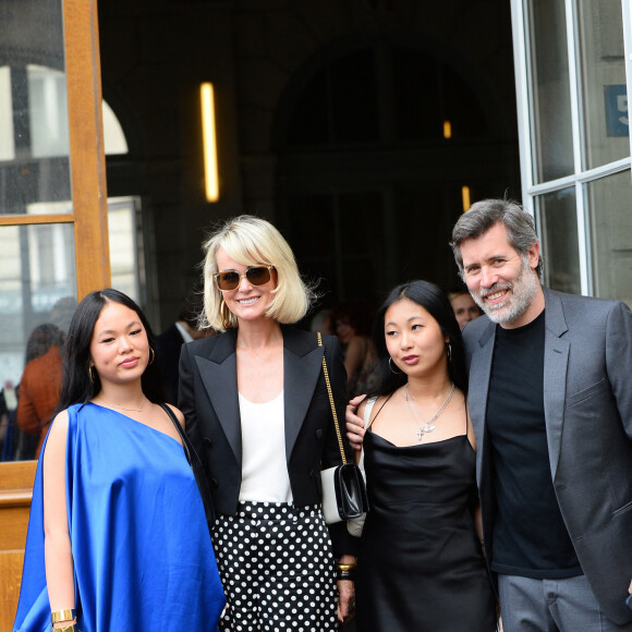 Jalil Lespert, Laeticia Hallyday et ses filles Jade et Joy à leur arrivée au mariage de Claude Lelouch à la mairie du 18ème à Paris. Le 17 juin 2023