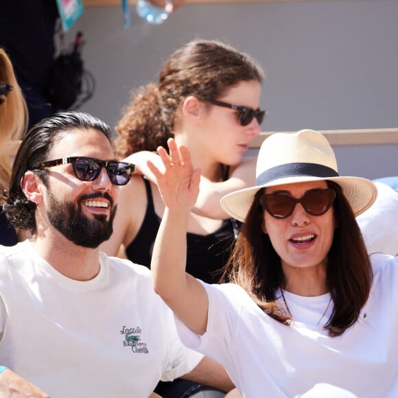  Notamment avec son compagnon de longue date Adrien Galo. 
Adrien Galo. Sofia Essaïdi en tribunes lors des Internationaux de France de tennis de Roland Garros 2023 à Paris, France, le 3 juin 2023. © Cyril Moreau/Bestimage 