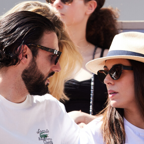 En juin dernier à l'occasion du grand tournoi de Roland-Garros, les tourtereaux se sont affichés très amoureux dans les tribunes.
Adrien Galo. Sofia Essaïdi en tribunes lors des Internationaux de France de tennis de Roland Garros 2023 à Paris, France, le 3 juin 2023. © Cyril Moreau/Bestimage 