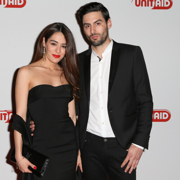 En 2014, le réalisateur avait fait le bonheur des photographes en posant avec sa moitié lors du diner en l'honneur d'UNITAID au Conseil économique, social et environnemental organisé à Paris. 
Sofia Essaidi et son compagnon Adrien Galo - Dîner "Unitaid" au conseil économique social et environnemental à Paris. Le 1er avril 2014 