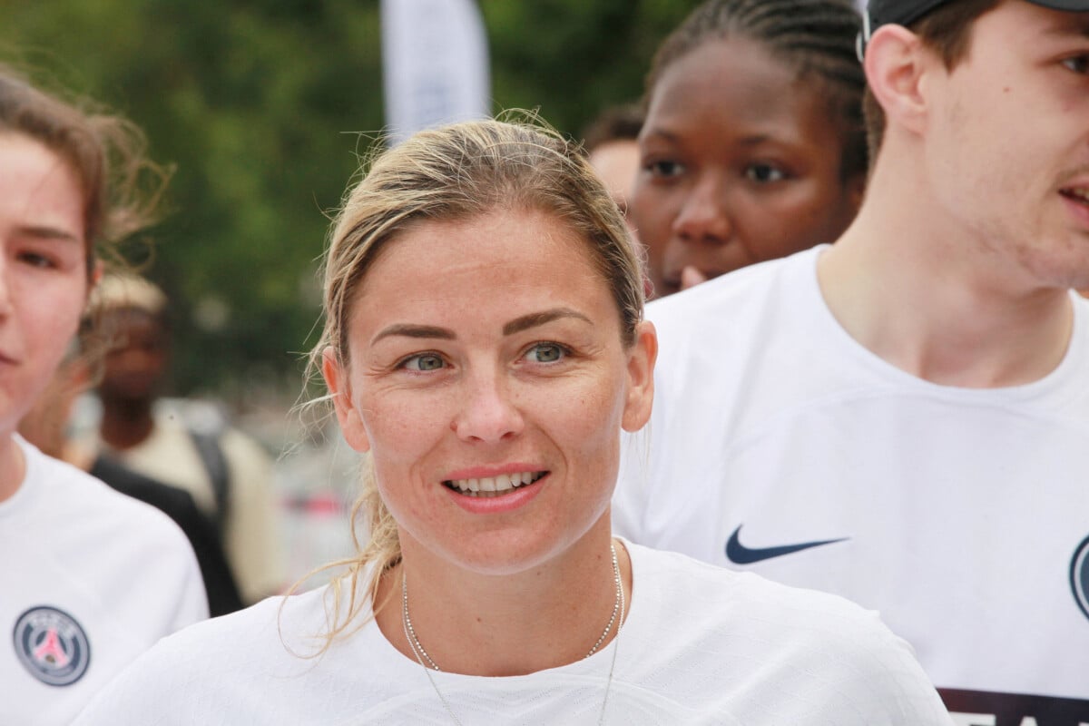 Laure Boulleau se dévoile en maillot de bain une pièce : comparée à Zlatan  Ibrahimovic, une vidéo fait réagir - Purepeople