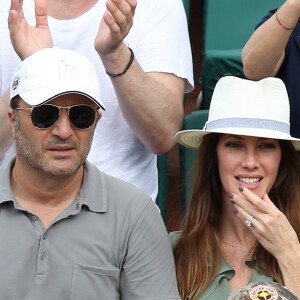 Et pour cause, notre ancienne Miss France est originaire de l'île de la Polynésie française. 
Arthur (Jacques Essebag) et sa compagne Mareva Galanter dans les tribunes lors de la finale homme des Internationaux de Tennis de Roland-Garros à Paris, le 11 juin 2017. © Jacovides-Moreau/Bestimage