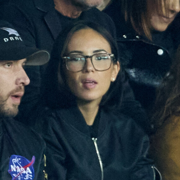 Agathe Auproux n'a plus la tête à communiquer.
Agathe Auproux et un ami - People au match de football en ligue 1 Uber Eats : PSG vs Nice (2-1) au Parc des Princes à Paris.