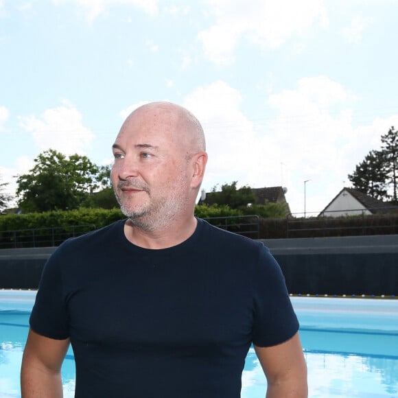 Exclusif - Sébastien Cauet pose au bord de la piscine municipale - L'animateur radio de NRJ, Sébastien Cauet retourne à Marle (Aisne), sa ville natale, et inaugure la piscine municipale qui porte son nom le 11 juin 2022. © Claude Dubourg/Bestimage