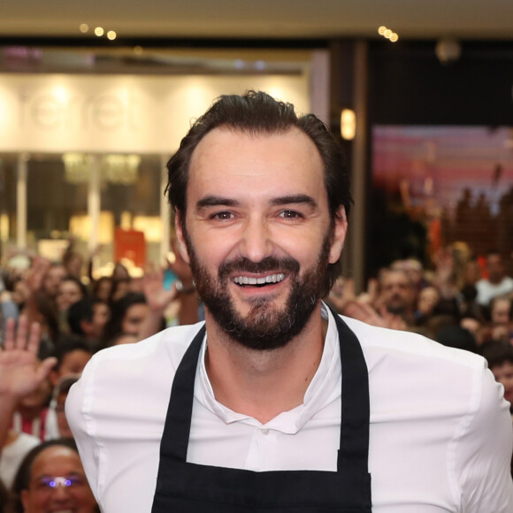 Cyril Lignac est l'invité "Star" de ShowColat le 2 novembre 2018. Cette semaine dédiée au chocolat organisée par CAP 3000, la galerie commerciale de Saint-Laurent du Var, près de Nice, a commencé le 27 octobre pour se terminer le 4 novembre. Après un cours de pâtisserie en public où, aidé par des marmitons de tout âges tirés au sort dans le public, il a préparé un fondant au chocolat, Cyril Lignac a signé son dernier livre "La pâtisserie" et rencontré ses fans venus en très grand nombre. La file d'attente s'étalait jusqu'à l'extérieur du Centre commercial. © Bruno Bebert/Bestimage