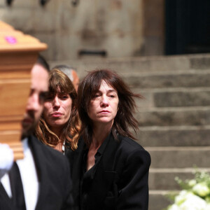 Lou Doillon et Charlotte Gainsbourg - Sorties des obsèques de Jane Birkin en l'église Saint-Roch à Paris. Le 24 juillet 2023 © Jonathan Rebboah / Panoramic / Bestimage