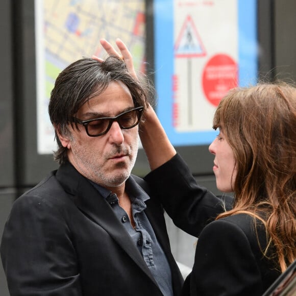 Yvan Attal, Lou Doillon - Sorties des obsèques de Jane Birkin en l'église Saint-Roch à Paris. Le 24 juillet 2023 © Jacovides-KD Niko / Bestimage