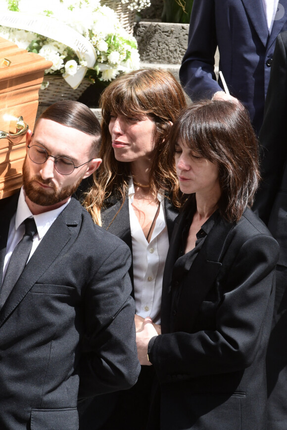 Lou Doillon, Charlotte Gainsbourg, Ben Attal - Sorties des obsèques de Jane Birkin en l'église Saint-Roch à Paris. Le 24 juillet 2023 © Jacovides-KD Niko / Bestimage