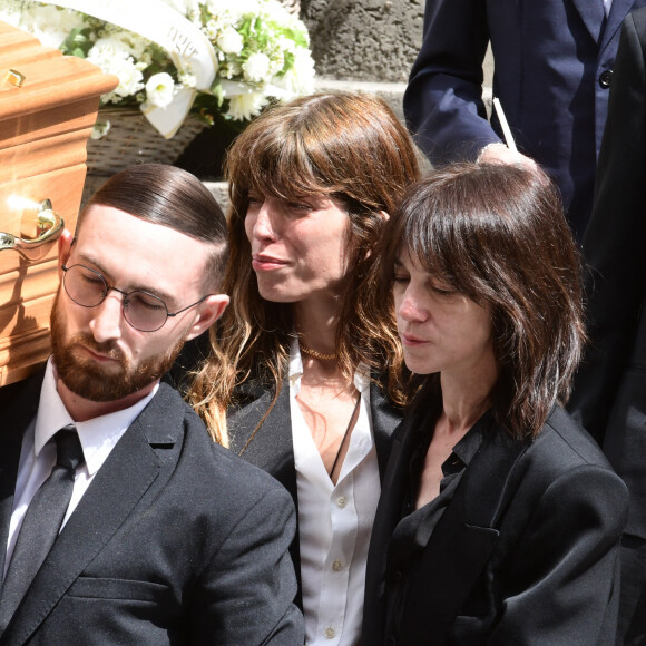 Lou Doillon, Charlotte Gainsbourg, Ben Attal - Sorties des obsèques de Jane Birkin en l'église Saint-Roch à Paris. Le 24 juillet 2023 © Jacovides-KD Niko / Bestimage