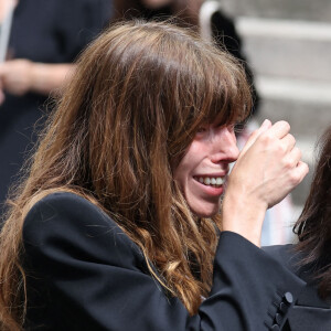 Le temps passe et pourtant les obsèques de Jane Birkin semblent dater d'hier.
Lou Doillon, Charlotte Gainsbourg - Sorties des célébrités aux obsèques de Jane Birkin en l'église Saint-Roch à Paris.  © Jacovides-KD Niko / Bestimage