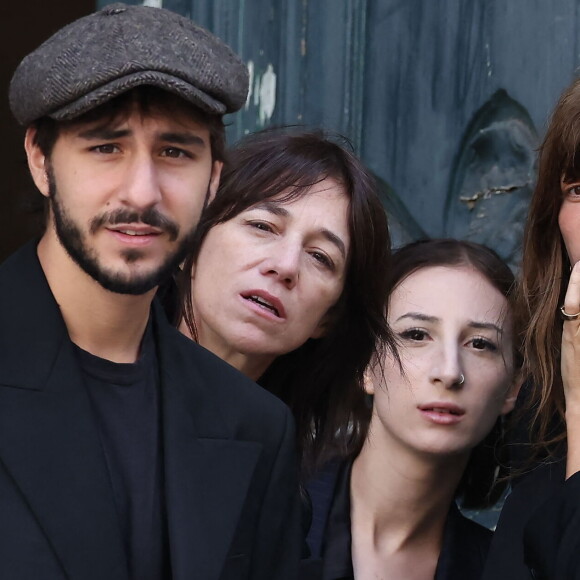 Ben Attal, Charlotte Gainsbourg, Alice Attal, Lou Doillon - Arrivées des célébrités aux obsèques de Jane Birkin en l'église Saint-Roch à Paris. Le 24 juillet 2023 © Jacovides-KD Niko / Bestimage