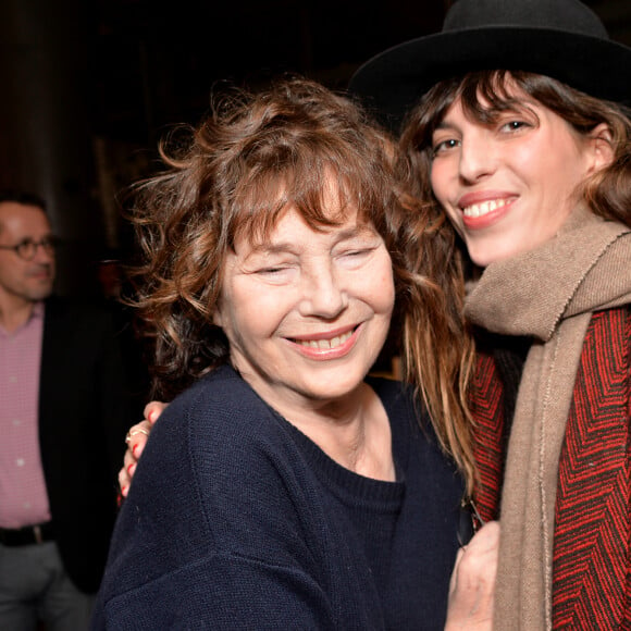 "Dans la phrase 'Elle ne souffre plus, à quoi, à qui renvoie 'elle' ? Que veut dire ce présent ?", peut-on lire sur la page d'un ouvrage exposé en photo par la chanteuse.
Jane Birkin et sa fille Lou Doillon - Ouverture de la rétrospective Jane Birkin à la cinémathèque française à Paris le 25 janvier 2017 . © Veeren/Bestimage