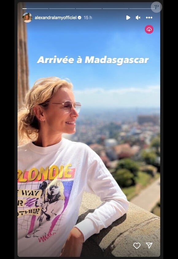 Session baignade et paréo, virée en mer pour côtoyer les baleines, virée dans la jungle en charmante compagnie... le programme est chargé !
Alexandra Lamy en vacances à Madagascar. Le 7 août 2023.