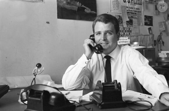 Archives - En France, à Paris, portrait du journaliste Jean-Michel Leulliot assis à son bureau, téléphonant. Le 9 juin 1966 © Bernard Leguay via Bestimage