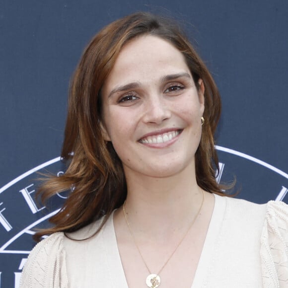 Comme beaucoup d'acteurs, Camille Lou est actuellement en vacances.
Exclusif - Camille Lou - Photocall et cérémonie de clôture de la 2ème édition du Festival du cinéma français et gastronomie à Aix les Bains. © Denis Guignebourg / Bestimage