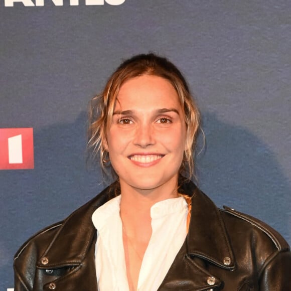 Sur Instagram, elle a posté une photo où l'on voit ses tâches de rousseur ressortir.
Camille Lou - Projection de la Mini-Série "Les Combattantes" diffuser sur TF1 au Gaumont Marignan à Paris le 5 septembre 2022. © Codic Guirec/Bestimage