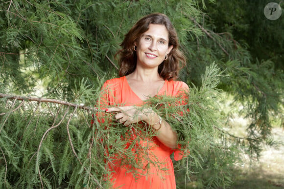 Le dimanche 6 août 2023, elle a posté deux belles photos sur Instagram.
Portrait de Dominique Lagrou-Sempere - 4ème édition des écrivains chez Gonzague Saint Bris (26ème Forêt des livres) à Chanceaux-Près-Loches. Le 28 août 2022 © Cédric Perrin / Bestimage