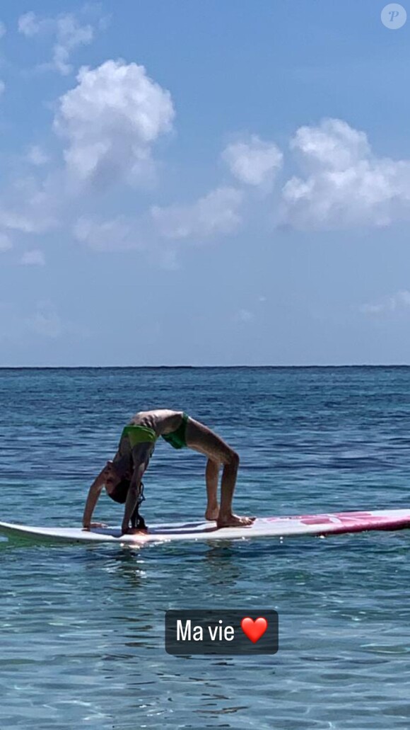 ... dont une où l'on peut voir Manava faire le pont sur un paddle.
La fille d'Arthur et Mareva Galanter sur Instagram.