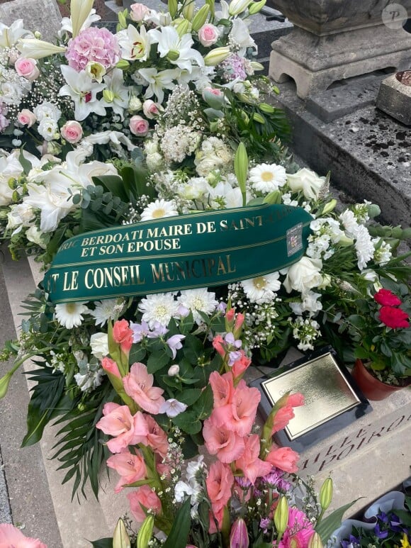 Celle que l'on surnommait "la Dame au chapeau" s'est éteinte paisiblement dans son lit, et c'est ce mardi 8 août qu'ont eu lieu ses obsèques, à l'abris des regards.
Des photos de la tombe de Geneviève de Fontenay au cimetière parisien d'Ivry-sur-Seine
