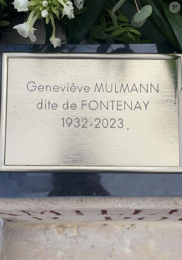 C'est à 15h30 que le cercueil de Geneviève de Fontenay est arrivé de la clinique du Val d'Or, où elle se trouvait au funérarium.
Des photos de la tombe de Geneviève de Fontenay au cimetière parisien d'Ivry-sur-Seine