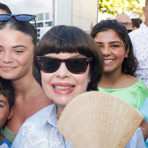 C'est une grande histoire d'amour qui est actuellement racontée, en images, du côté de la Côte-d'Azur.
Mireille Mathieu - Inauguration de l'exposition "Paris Match et les stars, des célébrités en toute liberté" à Saint-Tropez. © Jack Tribeca / Bestimage