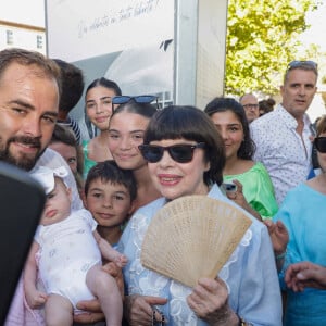 Mireille Mathieu, qui a pour habitude de passer ses étés à Saint-Tropez, était par exemple présente.
Mireille Mathieu - Inauguration de l'exposition "Paris Match et les stars, des célébrités en toute liberté" à Saint-Tropez, le 8 août 2023. © Jack Tribeca / Bestimage