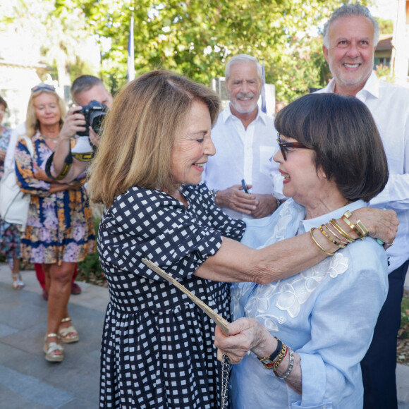 Nicole Calfan, Mireille Mathieu - Inauguration de l'exposition "Paris Match et les stars, des célébrités en toute liberté" à Saint-Tropez, le 8 août 2023. © Jack Tribeca / Bestimage