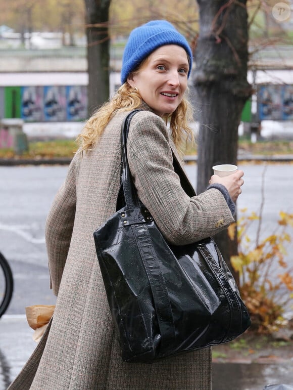 Julia Piaton à la sortie des studios de Radio France à Paris, le 15 novembre 2022.