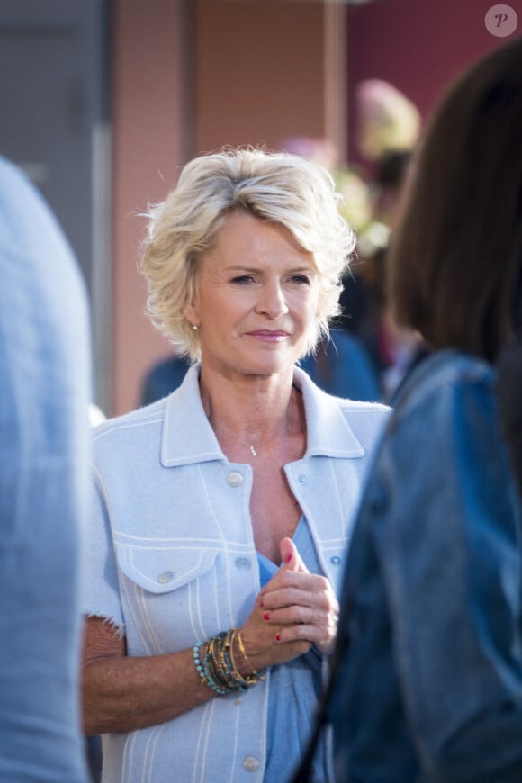 Sophie Davant sur le tournage de l'émission "Affaire conclue" aux Puces du Canal à Villeurbanne. Le 11 septembre 2022 © Sandrine Thesillat / Panoramic / Bestimage