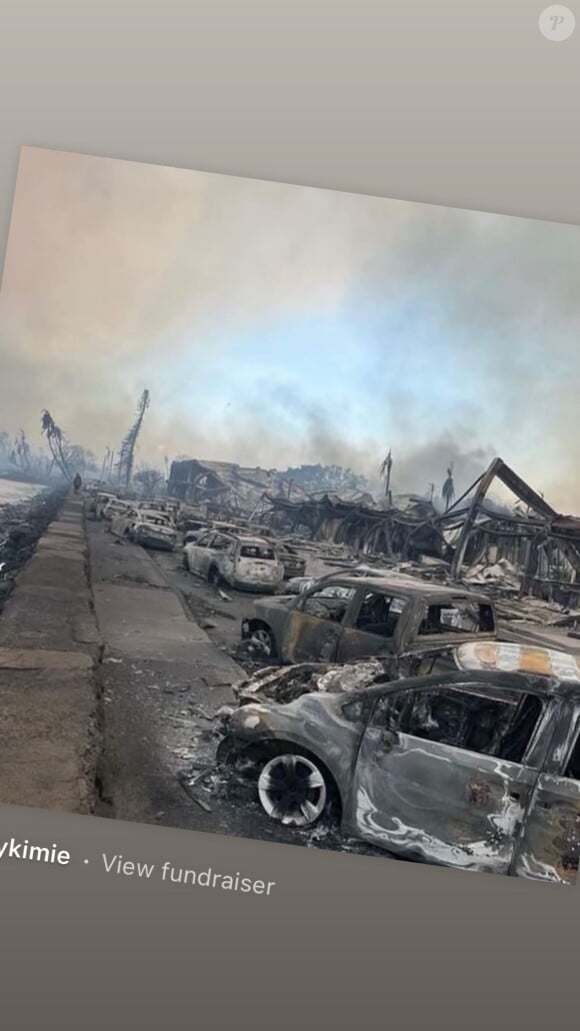 Elle ajoute une photo qui montre le résultat de ces terribles incendies qui ont détruit Hawaï.