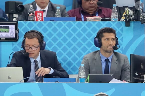 Les commentateurs Bixente Lizarazu et Grégoire Margotton lors de la 8ème de finale du match de coupe du monde opposant l'Angleterre à la Colombie au stade Spartak à Moscow, Russie, le 3 juillet 2018. L'Angleterre a gagné le match 4-3 aux tirs au but après un match nul 1-1. © Cyril Moreau/Bestimage