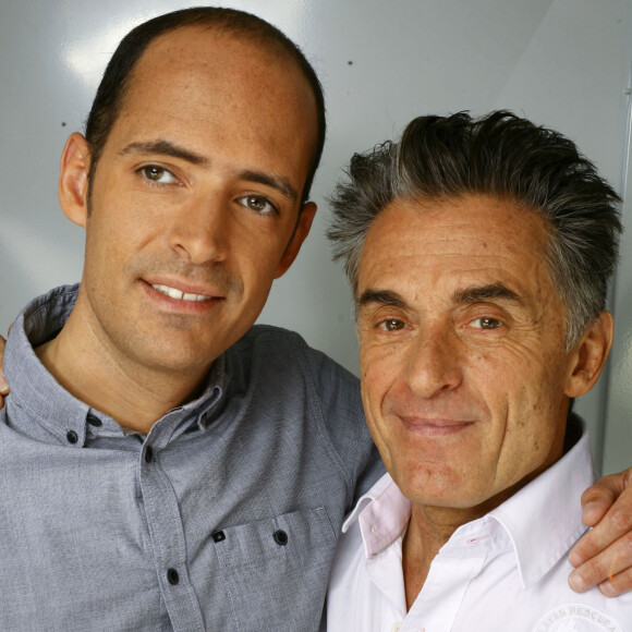 Depuis plusieurs années, une chroniqueuse de "Télématin" s'épanouit en couple avec le fils de Gérard Holtz, Julien.
Portrait de Gerard Holtz et son fils Julien
