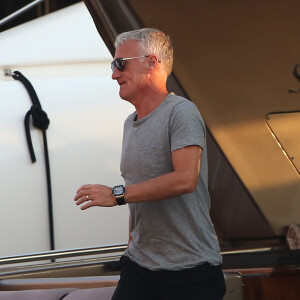 L'entraîneur de l'équipe de France Championne du monde 2018, Didier Deschamps est de retour en bateau sur le port de Saint-Tropez le 30 juillet 2018.