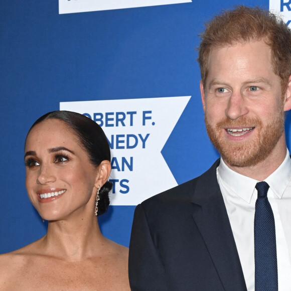 Selon le tabloïd "The Sun", les époux Sussex ne s'entendraient pas quant à l'éducation de leurs deux enfants.
Le prince Harry et Megan Markle au photocall de la soirée de gala "Robert F. Kennedy Human Rights Ripple of Hope 2022" à l'hôtel Hilton de New York City, New York, Etats-Unis, le 6 décembre 2022.