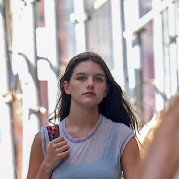 Et dans les années 2000, le couple donnait même naissance à un enfant, la petite Suri Cruise.
Suri Cruise passe une journée à Soho, à New York, le 11 août 2023