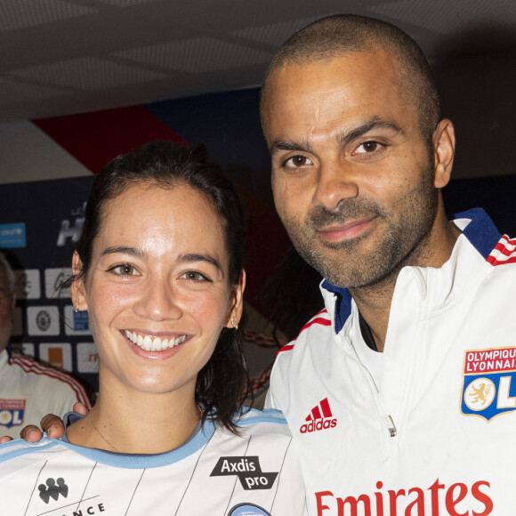 La robe d'Alizé Lim craque en pleine cérémonie
 
Exclusif - Alizé Lim et son compagnon Tony Parker lors du match de football caritatif (Le match des héros Unicef) entre l'OL Légendes et la team Unicef au Groupama Stadium à Lyon en faveur des enfants d'Ukraine et pour célébrer les 20 ans du premier titre de Champion de France de l Olympique Lyonnais. © Pierre Perusseau / Bestimage