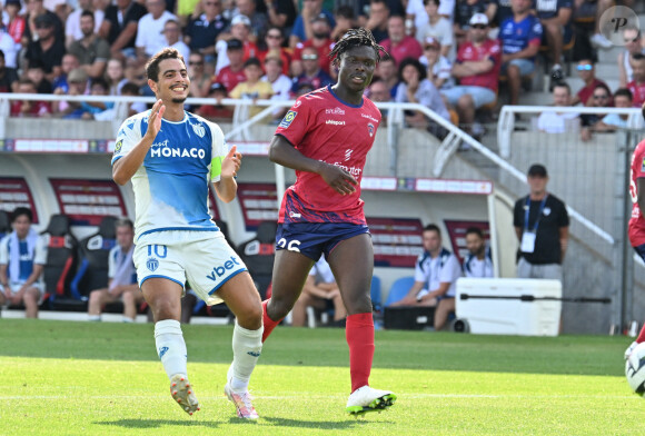 Ce qui a été apprécié par son coach Adi Hütter: "Je le félicite il a eu une très bonne réaction."
Alidu Seidu (clermont) vs Wissam Ben Yedder (monaco) - Match de football en ligue 1 Uber Eats : Clermont s'incline 2 à 4 face à Monaco à domicile au Stade Gabriel-Montpied le 13 août 2023. © Frédéric Chambert / Panoramic / Bestimage 