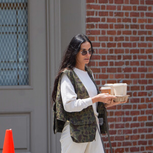 Exclusif - Demi Moore se balade avec un plateau de cafés à emporter à New York, le 23 mai 2023. 