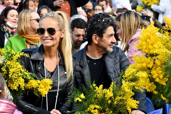 Adriana Karembeu Ohanian et son mari Aram durant la première bataille de fleurs du Carnaval de Nice 2022, Roi des Animaux, place Masséna à Nice, le 13 février 2022. La 137eme édition du 1er carnaval de France et l'un des plus célèbres du monde, attirant chaque année des centaines de milliers de spectateurs va durer jusqu'au 27 février alternant corso carnavalesque et batailles de fleurs. Cette année des mesures liées à la crise sanitaire sont appliquées, à savoir une jauge à 5000 spéctateurs ou le pass sanitaire demandé pour accéder dans l'enceinte du corso. © Bruno Bebert/Bestimage