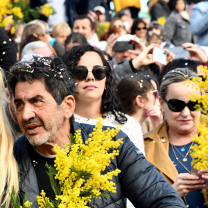 Adriana Karembeu Ohanian et son mari Aram durant la première bataille de fleurs du Carnaval de Nice 2022, Roi des Animaux, place Masséna à Nice, le 13 février 2022. La 137eme édition du 1er carnaval de France et l'un des plus célèbres du monde, attirant chaque année des centaines de milliers de spectateurs va durer jusqu'au 27 février alternant corso carnavalesque et batailles de fleurs. Cette année des mesures liées à la crise sanitaire sont appliquées, à savoir une jauge à 5000 spéctateurs ou le pass sanitaire demandé pour accéder dans l'enceinte du corso. © Bruno Bebert/Bestimage