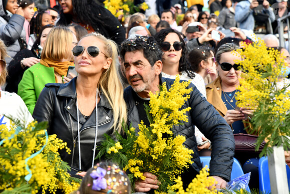 Adriana Karembeu Ohanian et son mari Aram durant la première bataille de fleurs du Carnaval de Nice 2022, Roi des Animaux, place Masséna à Nice, le 13 février 2022. La 137eme édition du 1er carnaval de France et l'un des plus célèbres du monde, attirant chaque année des centaines de milliers de spectateurs va durer jusqu'au 27 février alternant corso carnavalesque et batailles de fleurs. Cette année des mesures liées à la crise sanitaire sont appliquées, à savoir une jauge à 5000 spéctateurs ou le pass sanitaire demandé pour accéder dans l'enceinte du corso. © Bruno Bebert/Bestimage