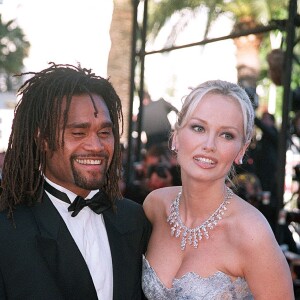 Christian Karembeu et Adriana Karembeu - 2e jour, montée des marches du 55e Festival de Cannes en 2002.