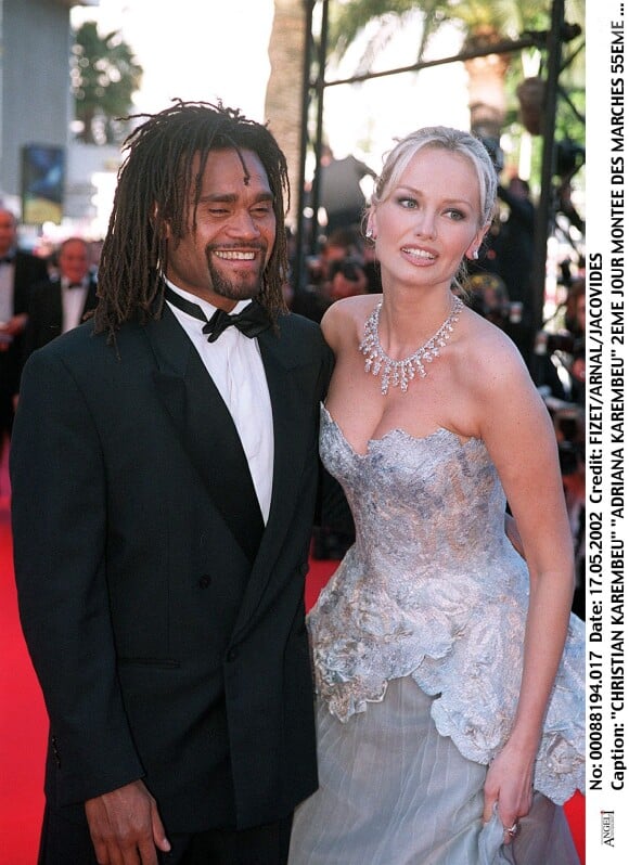 Christian Karembeu et Adriana Karembeu - 2e jour, montée des marches du 55e Festival de Cannes en 2002.