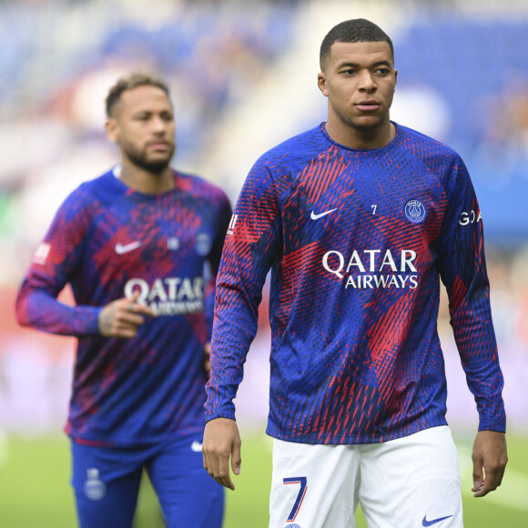 Echauffement des joueurs du PSG Kylian Mbappe (PSG) / Neymar Jr (PSG) - Match de Ligue 1 Uber Eats "PSG -Troyes" (4-3) au Parc des Princes à Paris le 29 octobre 2022.