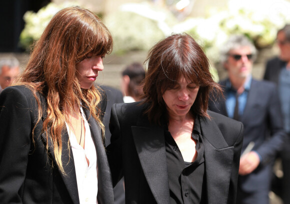 Lou Doillon et Charlotte Gainsbourg - Sorties des obsèques de Jane Birkin en l'église Saint-Roch à Paris. Le 24 juillet 2023 © Jonathan Rebboah / Panoramic / Bestimage 