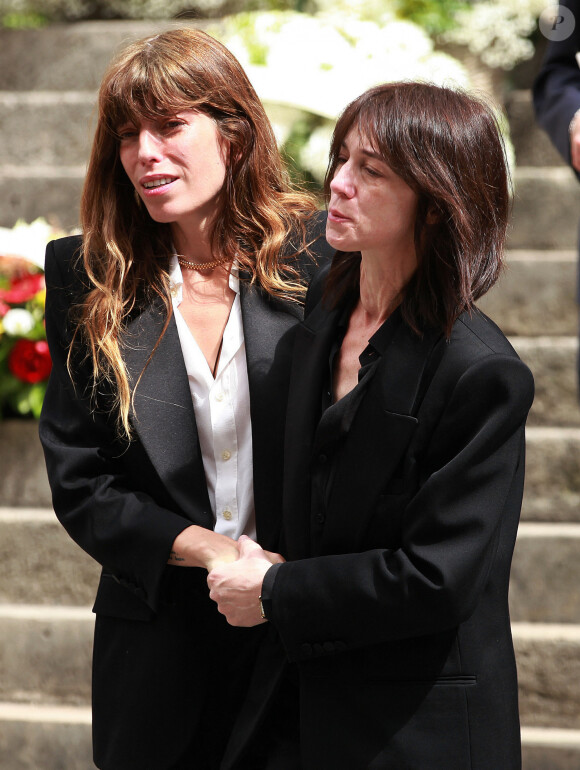 Un mois après la mort de Jane Birkin, Charlotte Gainsbourg et Lou Doillon lui ont rendu hommage. 
Lou Doillon et Charlotte Gainsbourg - Sorties des obsèques de Jane Birkin en l'église Saint-Roch à Paris. © Jonathan Rebboah / Panoramic / Bestimage 